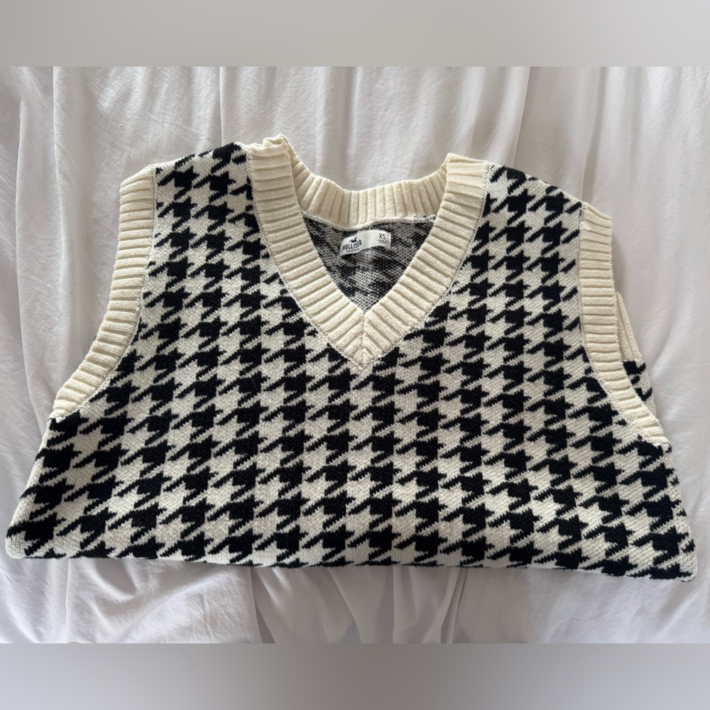 Hollister Black and White V-Neck Sweater with Houndstooth Design
